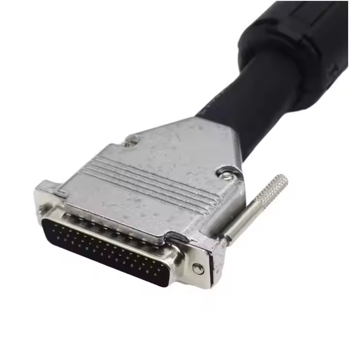 Bộ dây cáp kết nối DB chất lượng cao với đầu nối đúc bền và lớp che chắn EMI, được thiết kế cho truyền dữ liệu RS232/RS485, hệ thống PLC và thiết bị tự động hóa công nghiệp